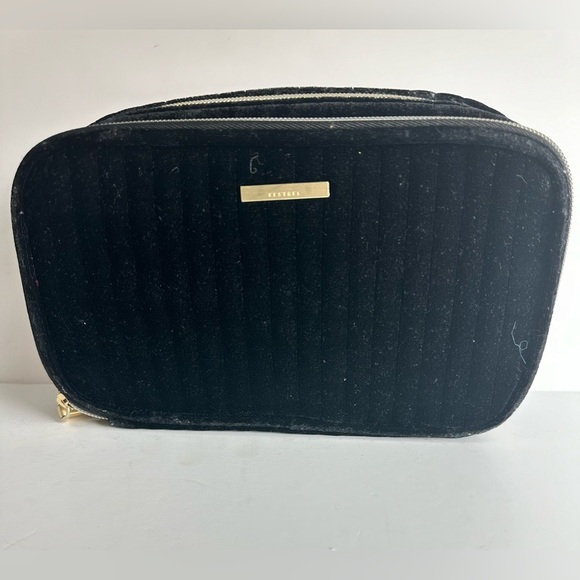 👜 Kestral Black Velvet Makeup Bag with Gold Zipper ✨ - Picture 5 of 11